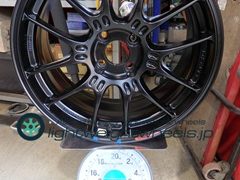 ENKEI GTC02 17inch8J+42mm100mm-4H重量計測画像