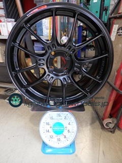 ENKEI GTC02 17inch8J+42mm100mm-4H重量計測画像