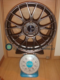 ENKEI PFM1 17inch7.5J+48mm112mm-5H重量計測画像
