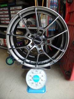 RAYS G025 19inch8J+44mm114.3mm-5H重量計測画像