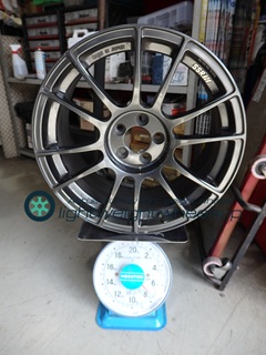 SSR GTX04 17inch8.5J+45mm100mm-5H重量計測画像