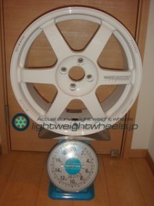 TE37SAGA S-plus17inch7.5J+38mm100mm-4H重量計測画像